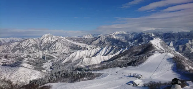 空撮イメージ　雪山上空