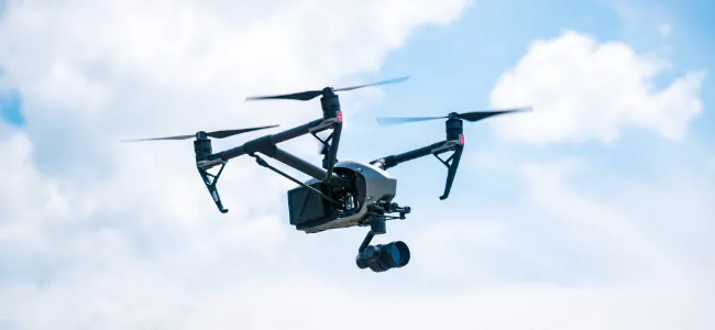 空撮イメージ　飛行中のドローン